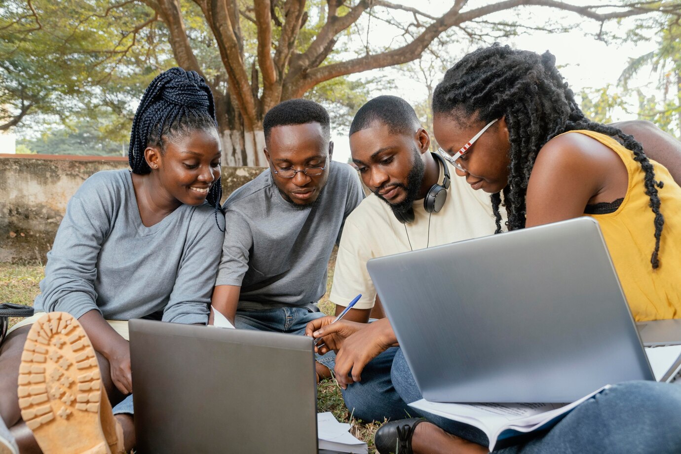Etudiants Qui Etudient Ensemble Coup Moyen 23 2148913227