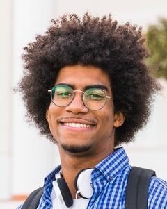 Portrait Sourire Jeune Male Afro Tenue Livres Debout Main Contre Batiment Universite 23 2148093207